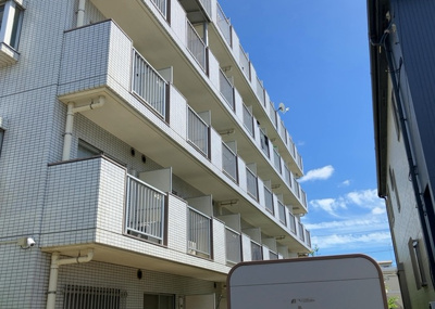 【バルコニー】 | シルフィード相武台 | 一般的なバルコニーは、奥行1.5ｍ程ですが、ワイルドバルコニーは2ｍまで広がっています。そのため洗濯物の間隔をあけ干すことができ、乾きやすいというメリットや、ガーデニングが楽しめる等の特徴があります。