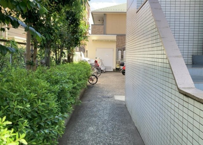 【駐車場】 | シルフィード相武台 | 車一台あたりに必要なスペースは、標準サイズの普通自動車で横幅2m50cm、長さ5mは必要になります。ただし、乗降のことも考慮して横幅3m30cm、長さ5m50cmほどは確保できるところを選びましょう。