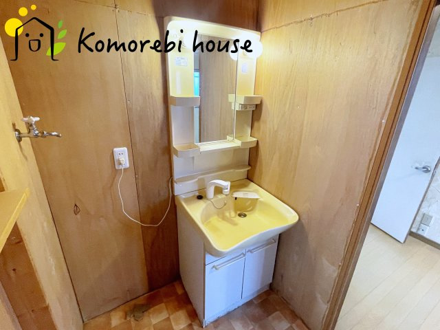 川島町大字下伊草　中古一戸建ての独立洗面台