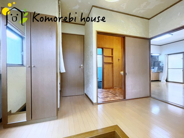 川島町大字下伊草　中古一戸建ての玄関