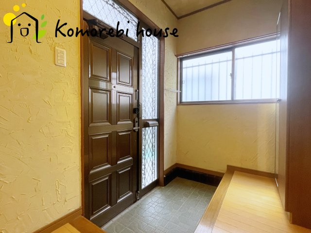 川島町大字下伊草　中古一戸建ての玄関