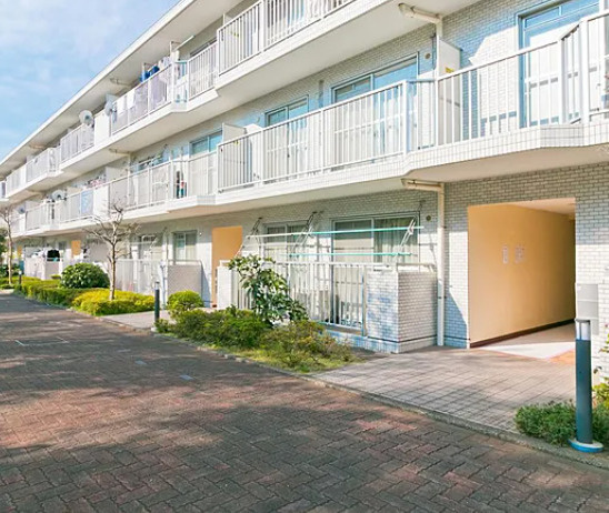 緑の街四号棟のエントランス|ゆとりのあるエントランスです