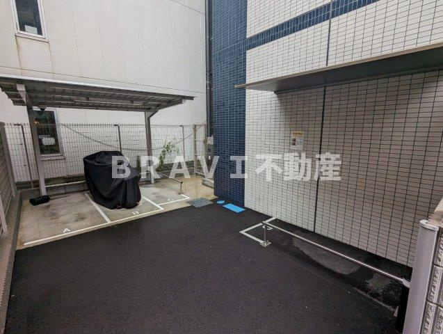 プレサンスOSAKA東中本エシデル BRAVI不動産の駐車場