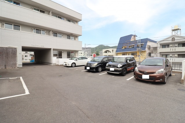 フォブール相田の駐車場