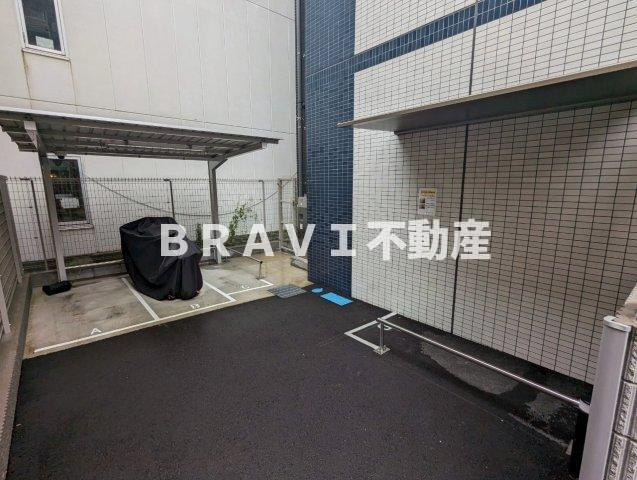 プレサンスOSAKA東中本エシデル BRAVI不動産の駐車場