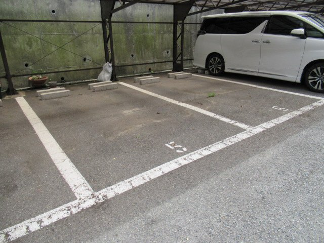 ガーデンハイツ桃山台弐番館の駐車場