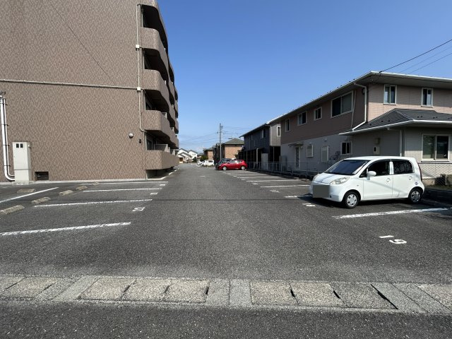 リバティウインズの駐車場