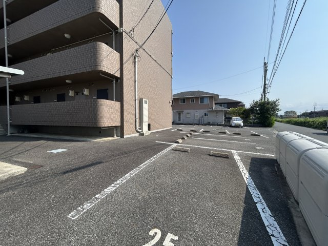 リバティウインズの駐車場