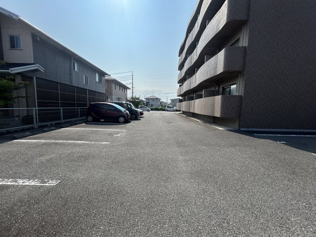 リバティウインズの駐車場