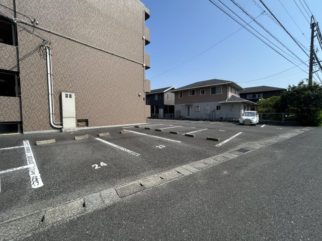 リバティウインズの駐車場