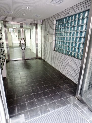 杉並区高円寺北２丁目の賃貸マンションのロビー|ブロックガラスで明るいエントランスです。