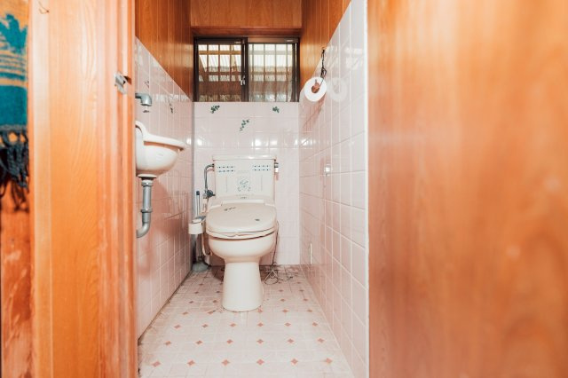 新居浜市東田2丁目　中古戸建のトイレ|1階と2階の各階にトイレを配置し、家族が多い世帯でも順番待ちのストレスを解消！深夜にわざわざ階下へ降りる必要がなく、高齢の方やお子様も安心して過ごせます。窓付きで明るく、常に爽やかな空気で快適。