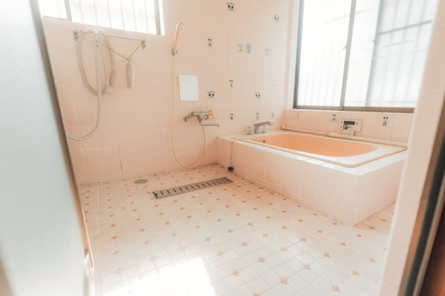 新居浜市東田2丁目　中古戸建の浴室|タイル張りの清潔感あるデザインで、お掃除もしやすく綺麗な状態をキープ！十分な広さがあるため、小さなお子様との入浴も窮屈さを感じず、親子のコミュニケーションを深める大切なひとときをゆっくり過ごせます。
