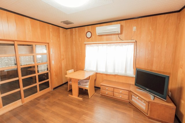 新居浜市東田2丁目　中古戸建の居間・リビング|家具の配置がしやすい長方形の間取りで、見せる収納と隠す収納を自在に使い分け！趣味の本や写真を飾るスペースを作り、落ち着いた雰囲気を演出できます。静かな住環境の中で、自分たちだけの寛ぎを深める場所