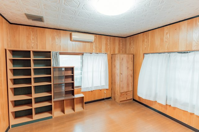 新居浜市東田2丁目　中古戸建の洋室|収納スペースを備えた洋室は、家具を最小限にして空間を広く使えます！自分好みのインテリアで飾り付ければ、世界に一つだけの居心地の良い拠点に。趣味に没頭したり、一人で静かに考え事をしたりするのに最適。