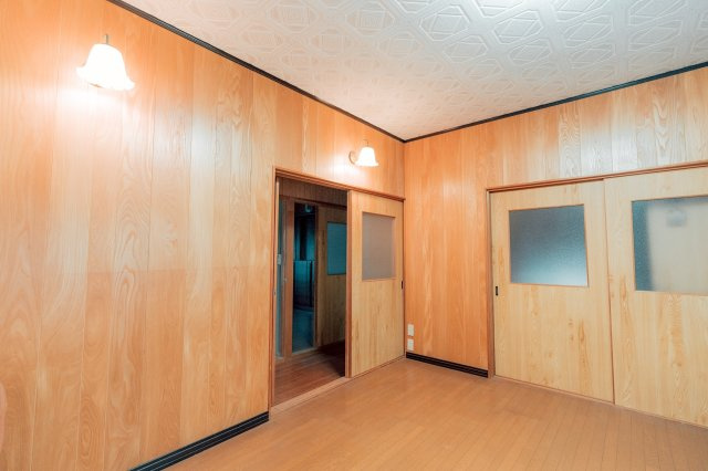 新居浜市東田2丁目　中古戸建の洋室|日差しが入る明るい室内は、冬場も暖かく過ごせる快適な環境！全室6畳以上の広さがあるため、大きなベッドや机を置いても窮屈さを感じません。家族それぞれが自立して、自分らしい生活を育む場所。