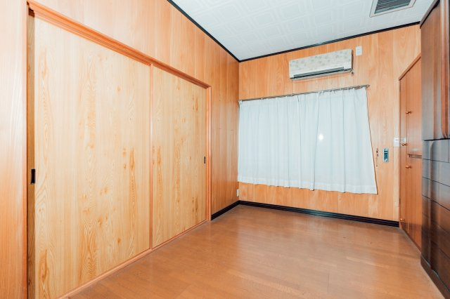 新居浜市東田2丁目　中古戸建の洋室|2階の居室からは周囲の山々を望め、季節の移ろいを感じながら過ごせます！自分だけの個室を確保できるため、お子様の学習部屋やリモートワークの拠点としても優秀。窓からの景色が、作業の疲れを優しく癒やす。