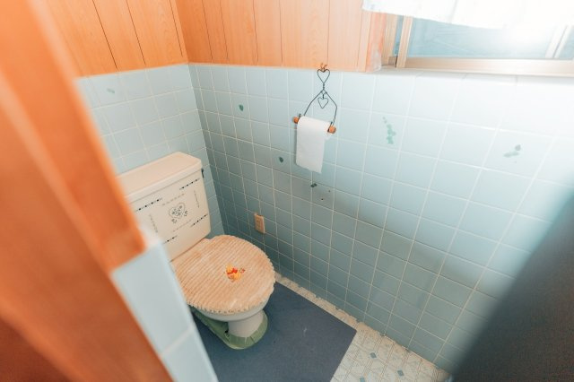 新居浜市東田2丁目　中古戸建のトイレ|各階にある利便性は、来客時にもプライベートを分けられて大変便利！清潔な状態を保ちやすい内装仕上げで、日々のお手入れも短時間で完了します。家族全員が毎日何度も使う場所だからこそ、快適さと安心を優先。