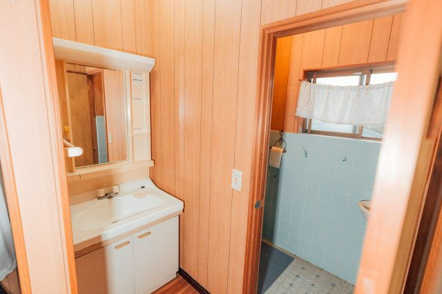 新居浜市東田2丁目　中古戸建の独立洗面台|洗面台の下や周辺に収納を設けることで、洗剤やドライヤーも出しっぱなしにせず収まります！
朝の準備がテキパキと進み、心に余裕ができる