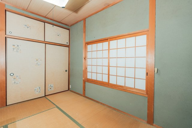 新居浜市東田2丁目　中古戸建の和室|2面採光で風が通り抜ける爽やかなお部屋！独立した配置のため、寝室として利用すれば夜も静かにぐっすりと休めます。朝は太陽の光で心地よく目覚め、清々しい気持ちで一日をスタートできるプライベート空間