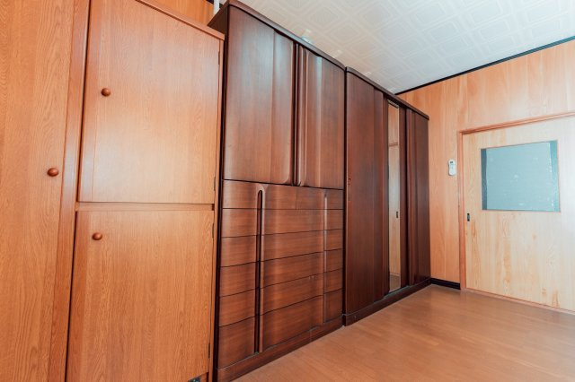 新居浜市東田2丁目　中古戸建の洋室|2階の居室は収納スペースが完備され、お子様の学用品や衣類を自分で管理する習慣が身につきます！お部屋を広く使えるため、机やベッドを置いても十分なゆとりを確保。窓から山を望み、自分時間を大切に育む場所