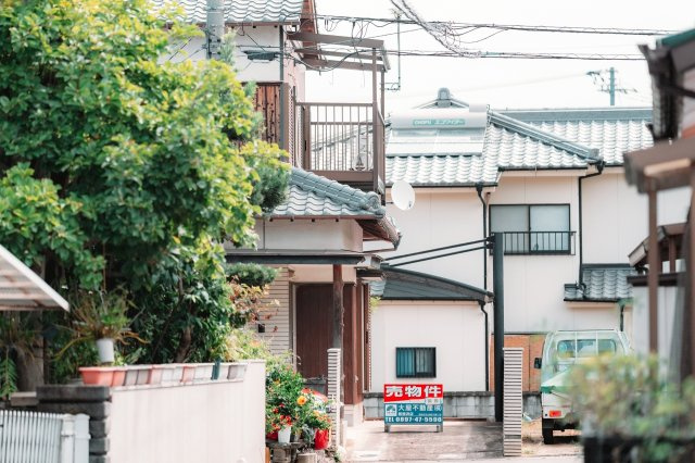 新居浜市東田2丁目　中古戸建の周辺|落ち着いた住宅街に馴染む、安定感のある佇まいの木造2階建て！敷地内には2台分のカースペースがあり、毎日の通勤や送迎もスムーズです。南向きの建物は陽当たりが良く、家の表情を明るく健康的に見せます