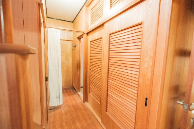 新居浜市東田2丁目　中古戸建の内装|階段下や廊下、そして独立した納戸（S）など、家中いたるところに収納の工夫が光ります！建物面積124平米超のゆとりを活かし、ライフスタイルに合わせて柔軟に部屋を使える設計。将来の家族構成の変化にも対応