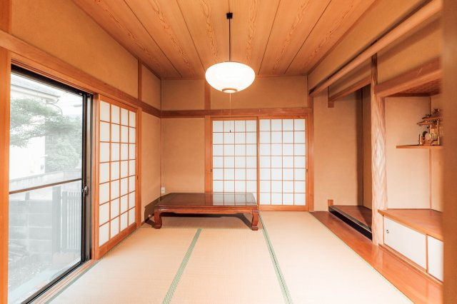 新居浜市東田2丁目　中古戸建の和室|南向きで明るい陽光が差し込む和室は、客間やお子様のプレイルームに最適！畳の香りに包まれながら、お昼寝やヨガを楽しめる癒やしの空間です。押入れ収納も充実しており、お布団や季節の衣類をたっぷり保管可能。