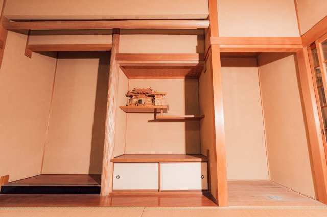 新居浜市東田2丁目　中古戸建の和室|1階の居室は階段の移動がなく、将来にわたって長く安心して使える設計！庭を眺めながらお茶を飲むなど、落ち着いた和の暮らしを堪能できます。ライフスタイルに合わせて、書斎や趣味の作業場としても活用自在。