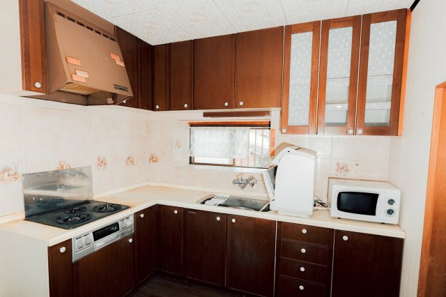 新居浜市東田2丁目　中古戸建のキッチン|窓から自然光が入り込む明るい調理スペース！手元が確認しやすく、毎日の献立作りも晴れやかな気分で楽しめます。広めの空間で、お気に入りの食器棚を配置しても余裕があり、お料理のレパートリーも広がる空間。