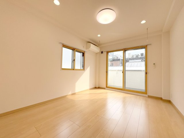 やまとやビルの洋室