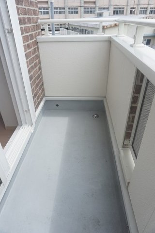 プレアヴェニューＥのバルコニー|外からの目が気にならないバルコニーで洗濯物が干せます