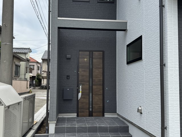 松戸市栄町８丁目新築戸建【旭町小学校：9分】のエントランス|エントランス・玄関ポーチ
