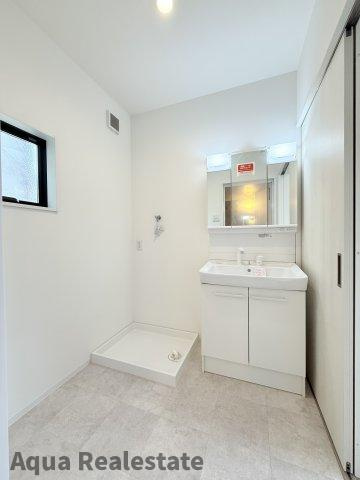 高松市今里町　新築未入居戸建ての独立洗面台|使いやすい独立洗面台です