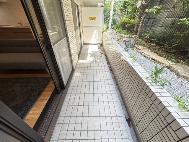 ◆令和７年２月リフォーム済みの美室◆南向き採光で専用庭付き◆周辺環境充実◆グラン・ドムール智恵光院のバルコニー|バルコニー