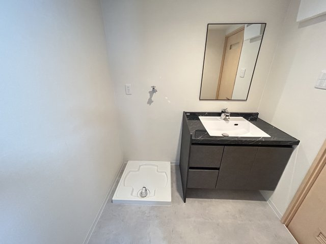 ◆令和７年２月リフォーム済みの美室◆南向き採光で専用庭付き◆周辺環境充実◆グラン・ドムール智恵光院の独立洗面台|シャワー付き洗面台・洗濯機置き場