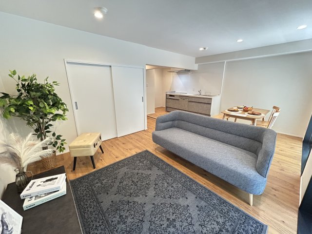 ◆令和７年２月リフォーム済みの美室◆南向き採光で専用庭付き◆周辺環境充実◆グラン・ドムール智恵光院の居間・リビング|リビング