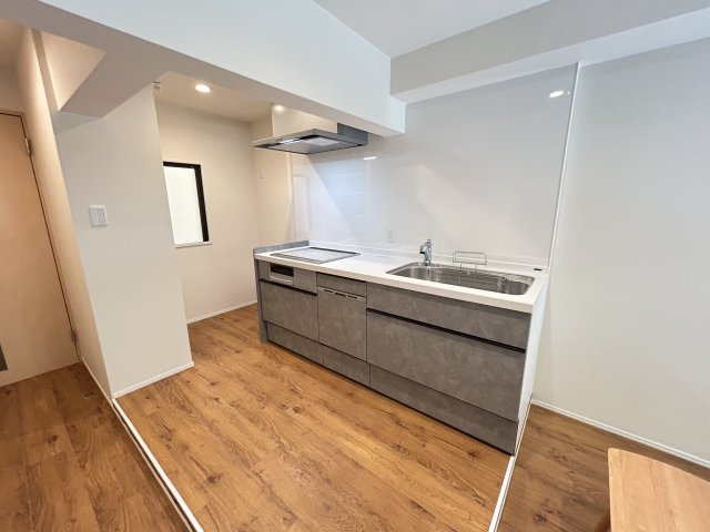 ◆令和７年２月リフォーム済みの美室◆南向き採光で専用庭付き◆周辺環境充実◆グラン・ドムール智恵光院のキッチン|キッチン