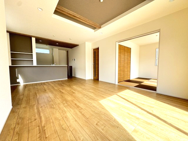 ブルーミングガーデン前橋市後家町３棟　1号棟　の居間・リビング|18.5帖リビング♪カウンターキッチンなのでお料理をしながら会話もできます。
夕食の支度をしながら、お子様の様子も見られて自然と会話も増えますよ♪