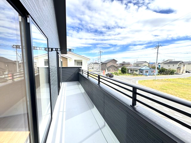 ブルーミングガーデン前橋市後家町３棟　1号棟　のバルコニー|二部屋から行き来できるワイドバルコニー付きです！
南面で陽当たりも良好です☆