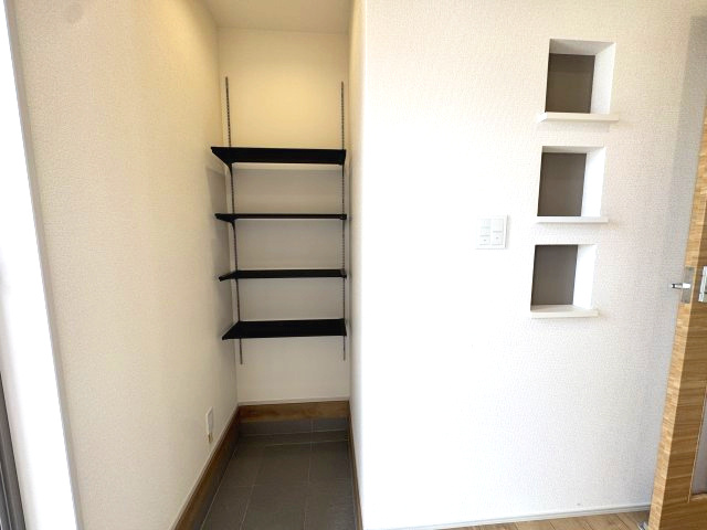 ブルーミングガーデン前橋市後家町３棟　1号棟　の収納|玄関にはシューズインクロークが標準装備。
可動棚付きで使い勝手が良いです。ベビーカー等も収納可能です。