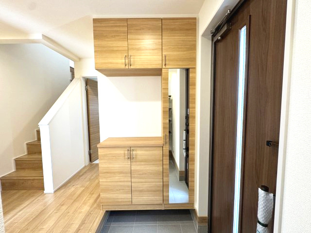 ブルーミングガーデン前橋市後家町３棟　1号棟　の玄関|収納もある玄関です。鏡付きなので身支度チェックもできますよ！