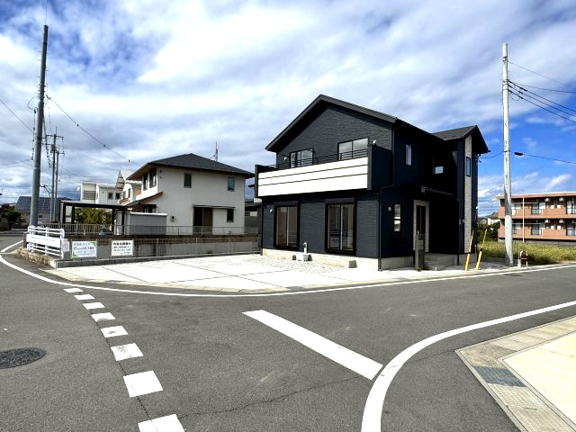 ブルーミングガーデン前橋市後家町３棟　1号棟　の前面道路含む現地写真|おしゃれなデザインに仕上がっています。角地の整形地で開放的な立地です♪