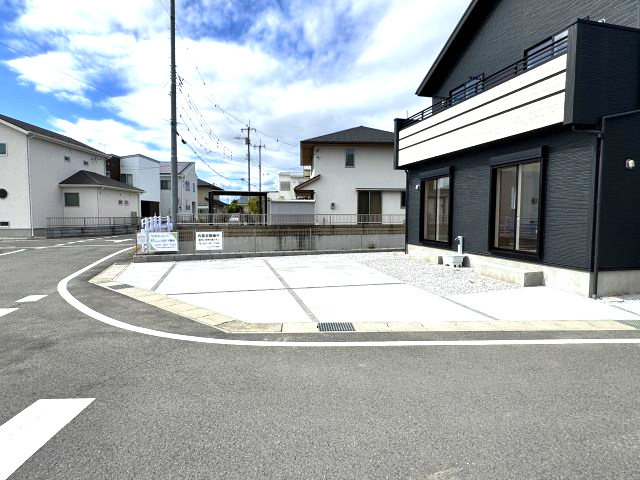 ブルーミングガーデン前橋市後家町３棟　1号棟　の駐車場|前面道路も広々していて開放的な立地で車の出し入れもしやすいですよ。
