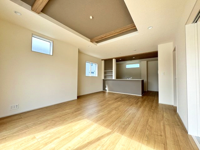 ブルーミングガーデン前橋市後家町３棟　1号棟　の洋室|人気の対面式キッチンを配した空間はお好みの家具も合わせやすく、家族がくつろぐ快適な空間造りをサポート。窓からは明るい陽光が差し込みます。折り上げ天井のおしゃれなリビングです♪