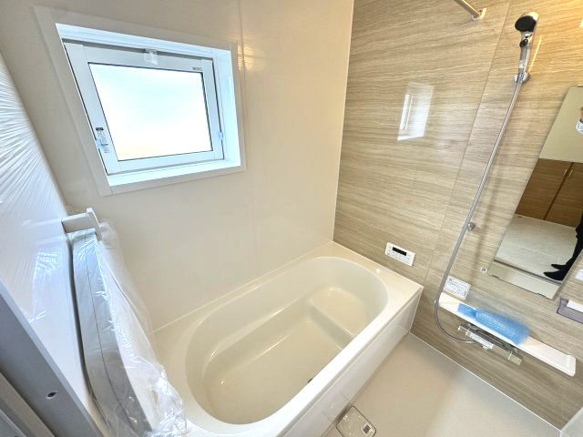 ブルーミングガーデン前橋市後家町３棟　1号棟　の浴室|１坪タイプのフルオートバスです！
足を延ばして入れる広さなので一日の疲れも癒されますよ♪
室内物干しや浴室乾燥機もあるのでお天気の悪い日にはランドリースペースとしてもご利用できます！