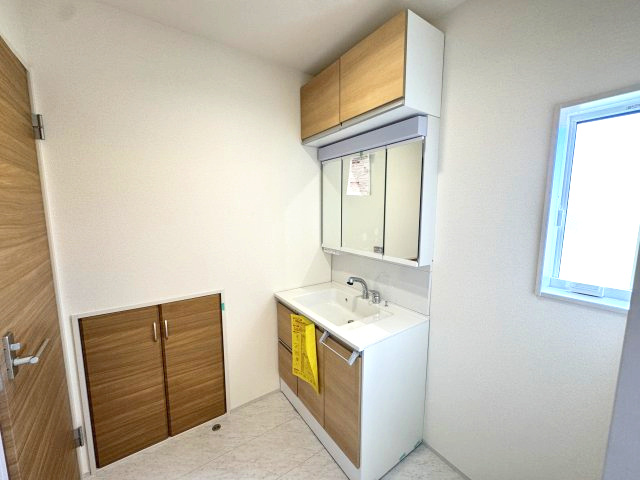 ブルーミングガーデン前橋市後家町３棟　1号棟　の独立洗面台|シャワー水栓付き洗面台で朝の身支度もバッチリです！
洗面台には収納スペースもあり洗面室もすっきり片付きますよ！