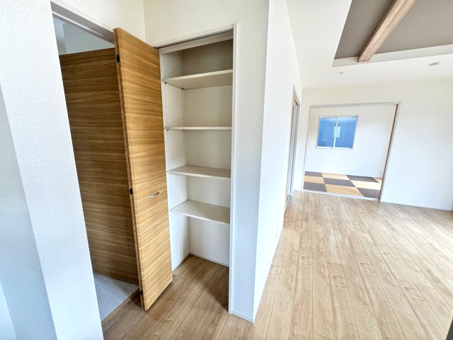 ブルーミングガーデン前橋市後家町３棟　2号棟　の収納|キッチン横にも収納があります♪