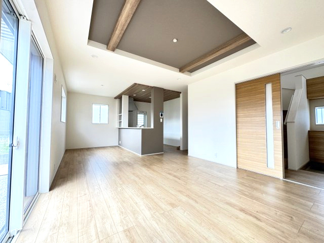 ブルーミングガーデン前橋市後家町３棟　2号棟　の居間・リビング|18帖リビング♪カウンターキッチンなのでお料理をしながら会話もできます。
夕食の支度をしながら、お子様の様子も見られて自然と会話も増えますよ♪
