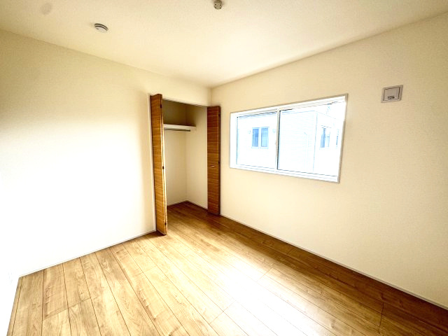 ブルーミングガーデン前橋市後家町３棟　2号棟　の洋室|２階洋室２です。収納もついています♪